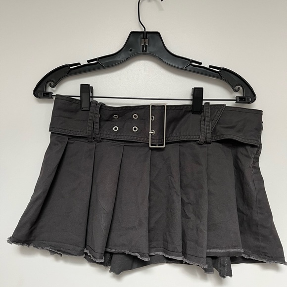 Urban outfitters grey pleated skirt - Picture 2 of 4
